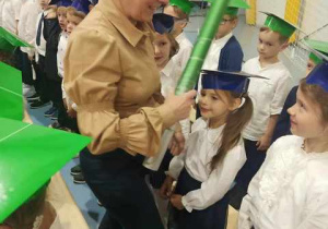 Pani Wicedyrektor pasuje na uczniów.