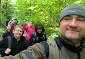 Uczniowie na zajęciach z survivalu.