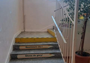 Naklejki na schodach, które są motywatorami.