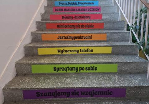 Naklejki na schodach z zasadami dobrego zachowania.
