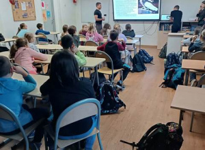 Uczniowie klasy 4a podczas zajęć ze studentami.