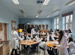 Widok na salę z uczniami.
