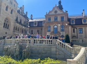 Uczniowie klas 5 przed zamkiem w Mosznej