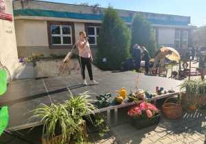 Pani Dyrektor przemawia podczas pikniku.