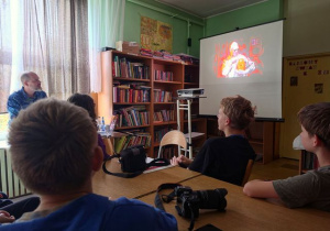 Uczniowie podczas prelekcji.