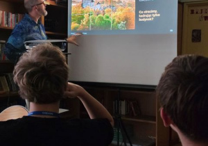 Uczniowie oglądaja slajdy dotyczące technik fotografowania.