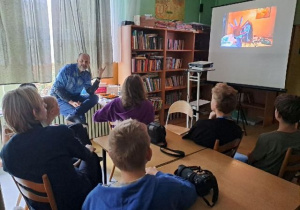 Uczniowie podczas warsztatów fotograficznych.