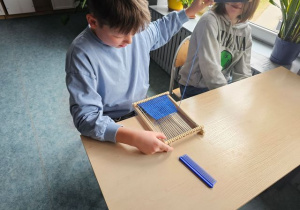 Krosno tkackie w użyciu przez uczniów klasy 7b.