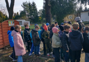 Uczniowie z klasy 3a i 3b w ogródkach działkowych.