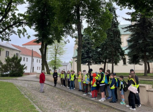 Uczniowie klasy 5a w Łęczycy na wycieczce.