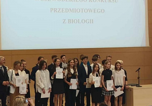 Grupa uczniów - laureatów konkursu z biologii.