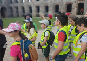 Uczniowie na dziedzińcu zamku w Ujeździe.