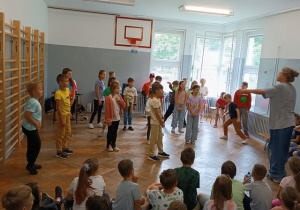 Druga grupa uczniów poznaje tajniki breakdance.