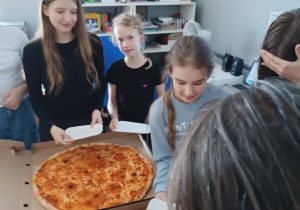 Dziewczynki w oczekiwaniu na pizzę.