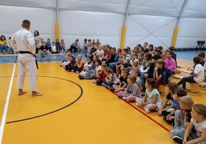 Uczniowie klas 1-4 podczas pokazu zajęć karate.