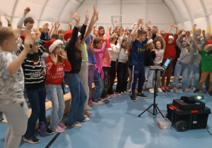 Uczniowie klas 4-6 rapują podczas spotkania z Dobromirem Makowskim.