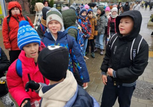 Uczniowie klas czwartych pozują do zdjęcia podczas wyjścia do kina.