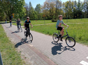 Uczniowie klasy 5 na rowerze.