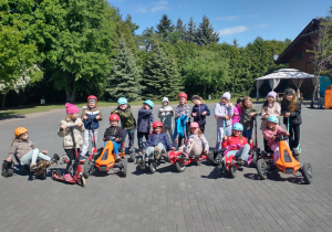 Klasa 1 b na zajęciach - hulajnogi i gokarty.