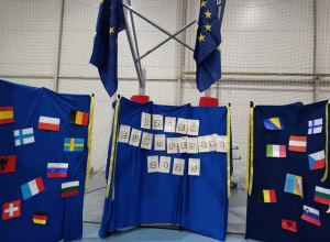 Dekoracja podczas Dnia Europejskiego - flagi państw prezentowanych przez uczniów.