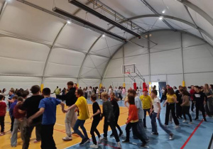Uczniowie klas 4-8 tańczą Belgijkę podczas Dnia Europejskiego.