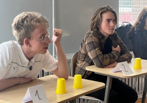 Uczniowie klasy 8 sprawdzają swoją wiedze matematyczną.