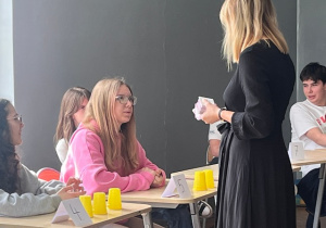 Nauczyciel matematyki zadaje pytanie jednej z uczennic.
