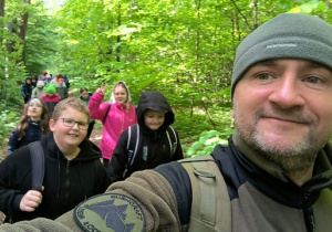 Uczniowie na zajęciach z survivalu.