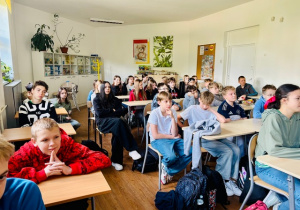 Uczniowie klas 6 i 7 podczas spotkania ze studentami z wymiany Erasmus.