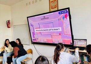 Studenci z wymiany studenckiej podczas zajęć z uczniami klas 6 i 7.