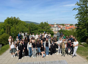 Uczestnicy wycieczki na tle panoramy miasta.