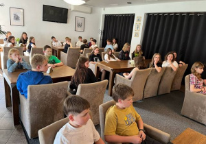 Spotkanie wszystkich uczniów w holu hotelu.