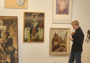 Adam ogląda obrazy w Galerii Sztuki.