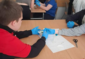 Zajęcia biochemiczne w klasie 6b.