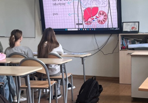 Uczniowie klasy 7a oglądają prezentację.