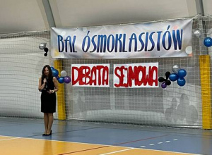 Baner z napisem: Bal Ósmoklasisty