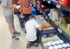 Zakupy w sklepie uczniów klasy 4a.
