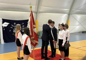 Przekazanie sztandaru młodszym kolegom