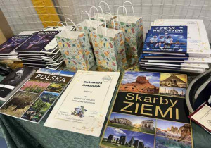 Nagrody i upominki dla uczniów klas 7 i 8.