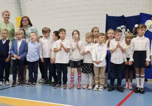 Klasa 1a wraz z wychowawcą.