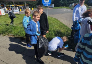 Klasa 6a podczas akcji Sprzątania świata.