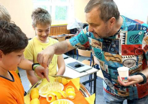 Pan Dariusz przystępuje do próby z cytryną.