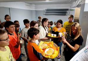 Pani Monika próbuje cytryny, uśmiech nie znika z Jej twarzy.