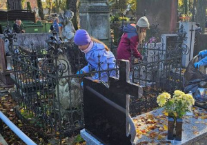 Porządkowanie nagrobków na Starym Cmentarzu.