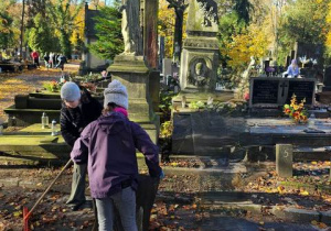 Uczniowie podczas porządkowania zabytkowych nagrobków.