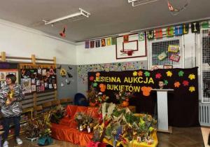 Widok na wystawę jesiennych bukietów.