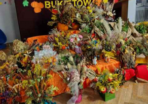Wystawa bukietów kwiatów przed aukcją.