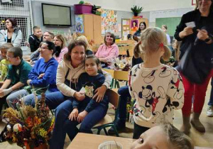 Rodzice podczas aukcji bukietów.