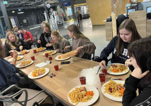 Uczniowie podczas posiłku.