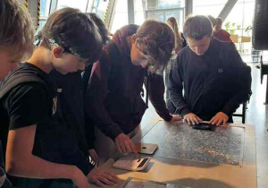 Chłopcy na zajęciach w Centrum Nauki Kopernik w Warszawie.